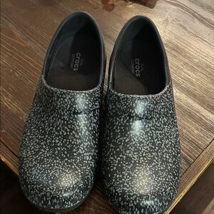CROCS women’s  Speckled Black and Gray Slippers